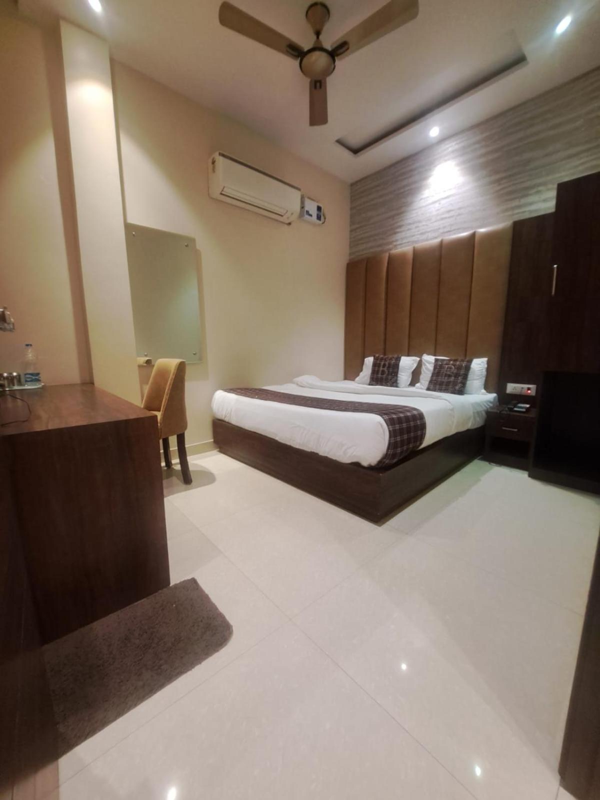 Hotel Blossom Inn Амритсар Екстериор снимка